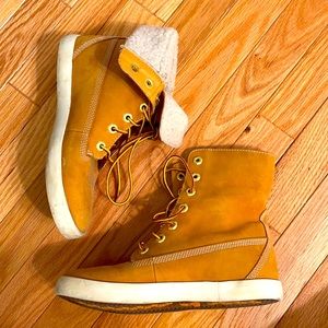 Sherpa Lined High Top Timberlands Size 6.5